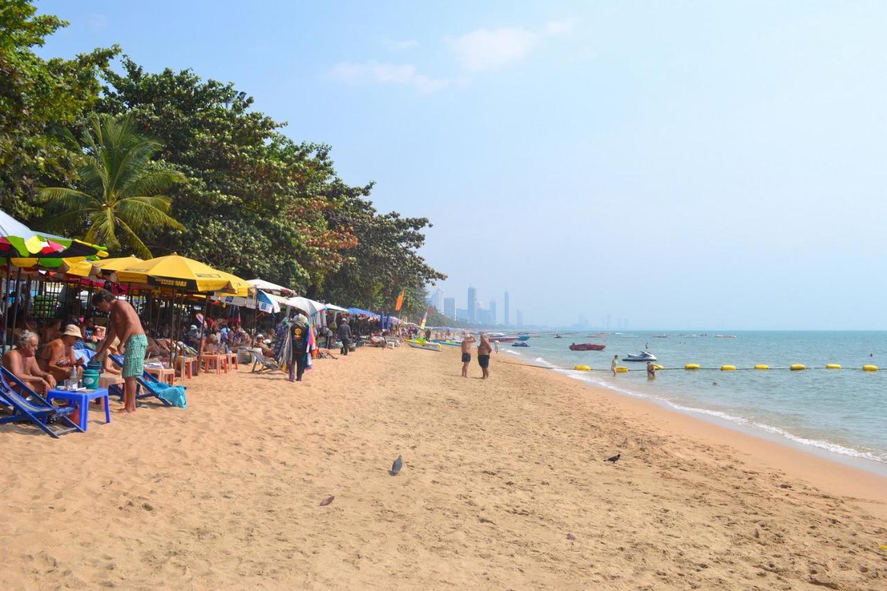 By Dee @Jomtien Hotell Pattaya Eksteriør bilde