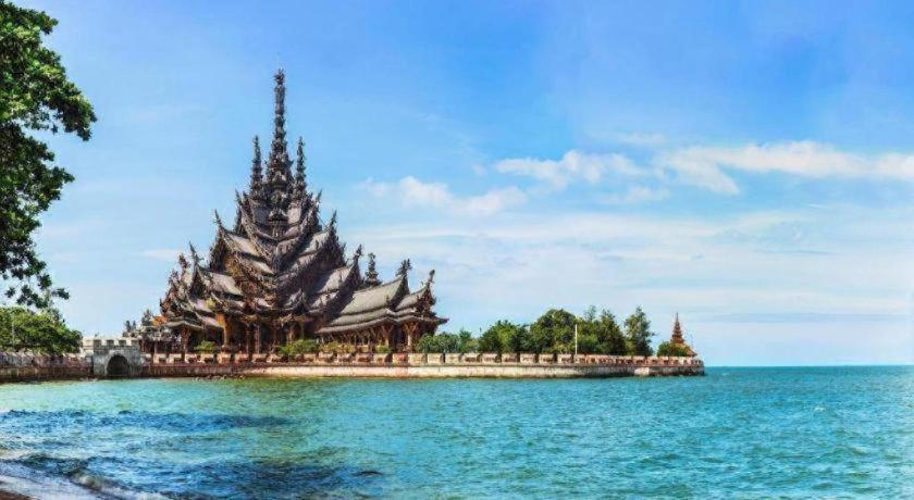 By Dee @Jomtien Hotell Pattaya Eksteriør bilde